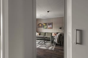 Rostberget 120, 4 bedrooms (Bed linen and housekeeping not included) | Living area | 48-inch flat-screen TV with digital channels, TV, fireplace