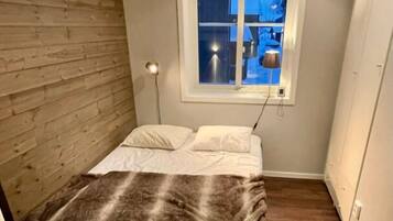 3 sovrum, mörklÀggningsgardiner, ljudisolering och strykjÀrn/strykbrÀda