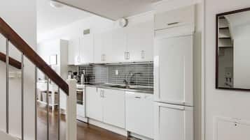 Full-size fridge, microwave, oven, stovetop