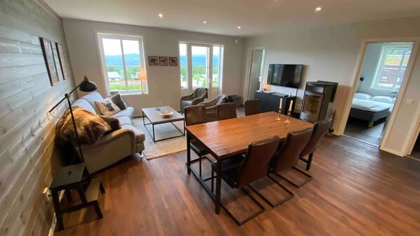 48-tums platt-tv med digitalkanaler, tv och eldstad