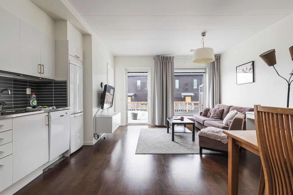 Een modern appartement met keuken, eetgedeelte en woonkamer.