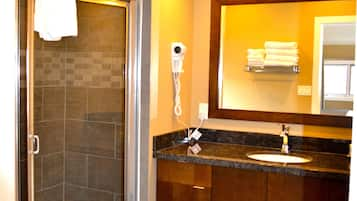 Standard Quadruple Room, Ensuite (Room 1) | Bathroom | Bathtub, towels