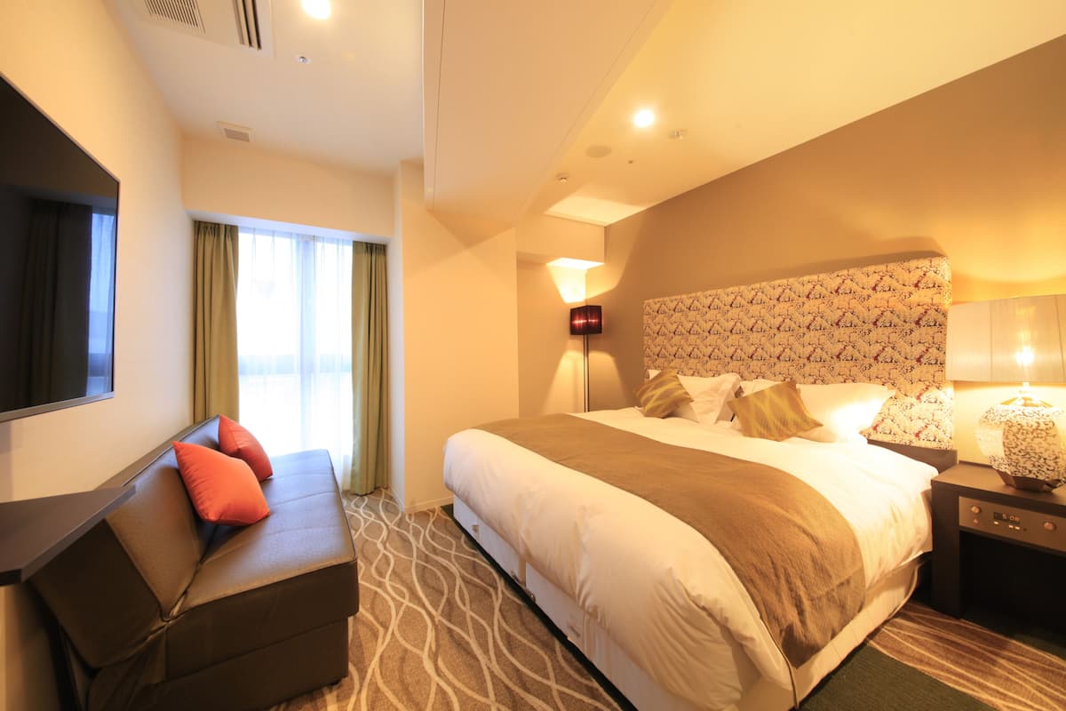 Premium bedding, blackout drapes, free WiFi, bed sheets