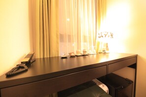 高級寢具、遮光窗簾/窗簾、免費 Wi-Fi、床單