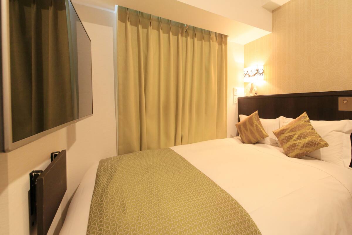 Premium bedding, blackout drapes, free WiFi, bed sheets