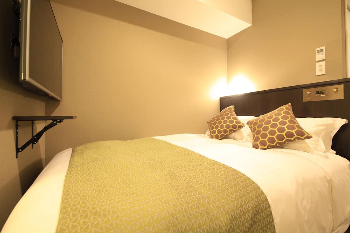 Premium bedding, blackout drapes, free WiFi, bed sheets