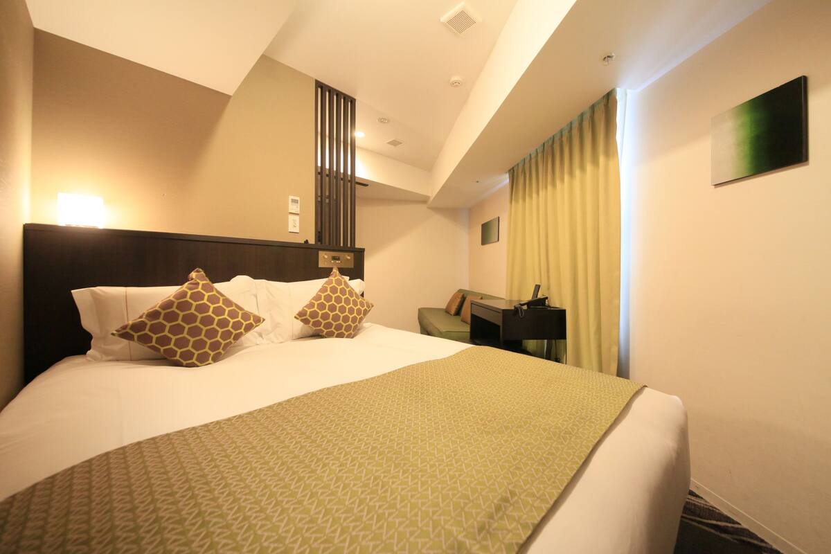 標準雙人房, 非吸煙房 (Corner,1QueenBed,Extrabed for3rdAdult) | 高級寢具、遮光布/窗簾、免費無線上網、床單