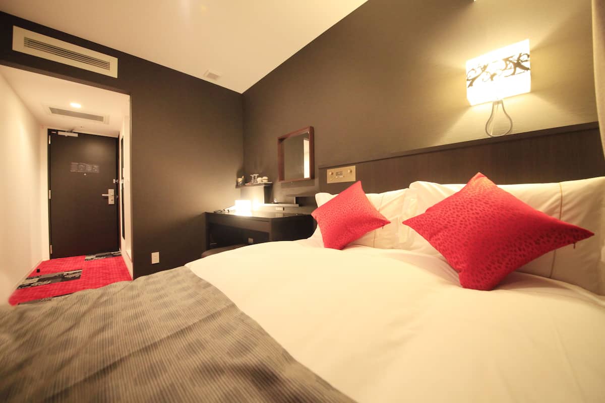 Premium bedding, blackout drapes, free WiFi, bed sheets
