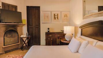 Junior Double Room, 1 King Bed | Premium bedding, in-room safe, blackout drapes, iron/ironing board