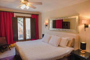 Ropa de cama de alta calidad y caja de seguridad en la habitación 