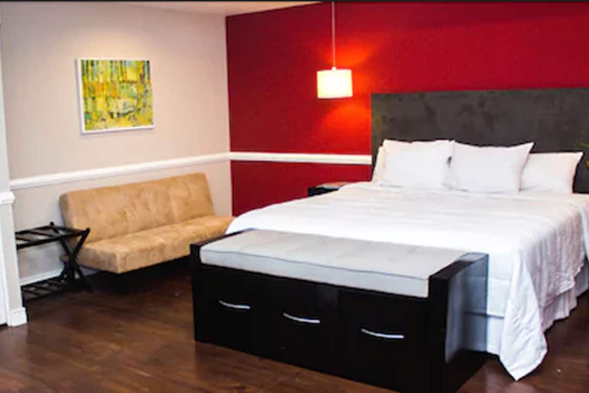 Deluxe kamer | Italiaanse Frette-lakens, een minibar met enkele gratis items