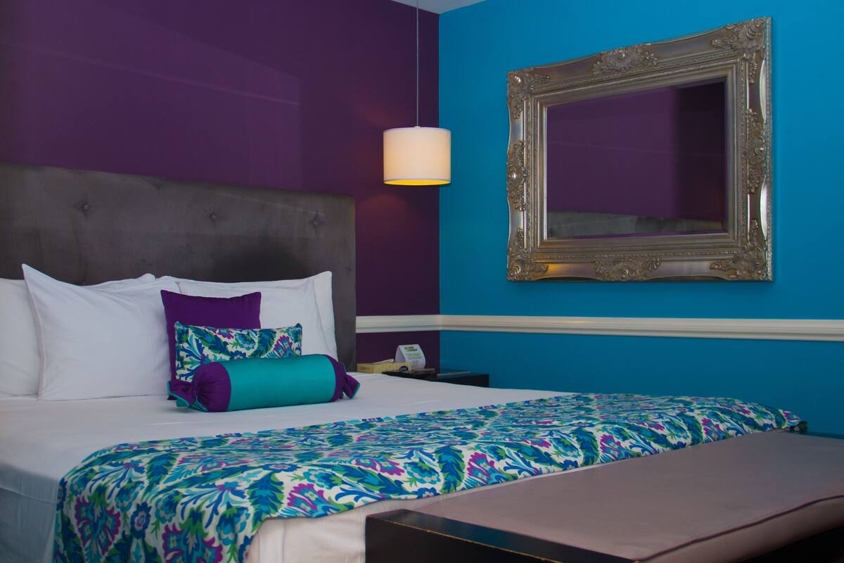 ผ้าปูที่นอน Frette จากอิตาลี, มินิบาร์ฟรีบางอย่าง, ตู้นิรภัยในห้องพัก