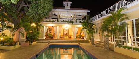 Kolam renang outdoor