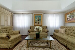 En 32-tommers LED-TV med kabel-kanaler samt TV