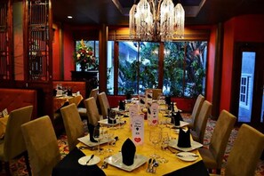 2 restaurants; lunch and dinner served