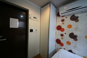 Economy Double Room | Individually furnished, desk, blackout drapes, soundproofing - Hostel Chloe (Seoul)