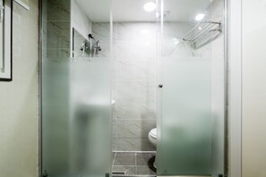 Douche, sèche-cheveux, chaussons, serviettes fournies