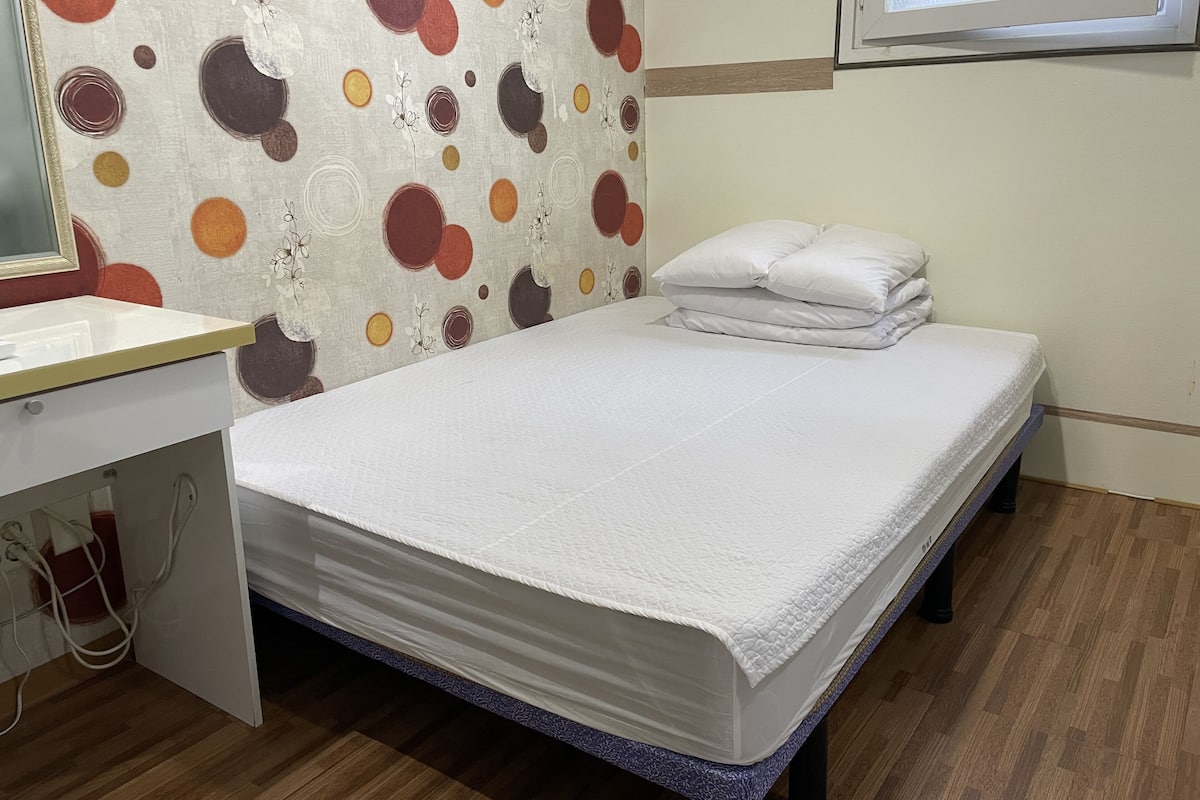 Economy Double Room | Dilengkapkan perabot secara berasingan, meja, langsir/tirai gelap terus