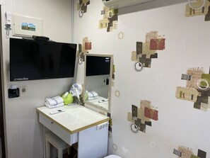 Con arredamento individuale, una scrivania, tende oscuranti