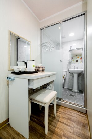 Doppia Economy | Con arredamento individuale, una scrivania, tende oscuranti