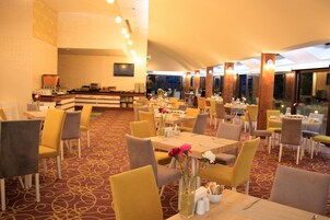 2 restaurantes; se sirven almuerzos, cenas y cocina turca 