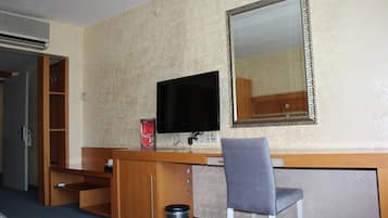 Family Quadruple Room | In-room business center