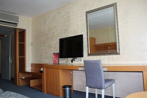 Family Quadruple Room | In-room business center - Burçman Hotel (Bursa)