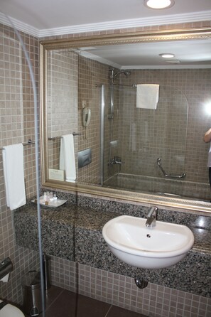 Suite | Bathroom | Combined shower/bathtub, rainfall showerhead, free toiletries - Burçman Hotel (Bursa)
