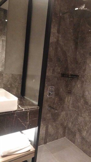 Shower, free toiletries, hair dryer, slippers - Hotel Pangeran City (Padang)