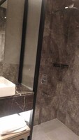 Ducha, artículos de higiene personal gratuitos y secador de pelo