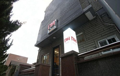 D.H Sinchon Guesthouse