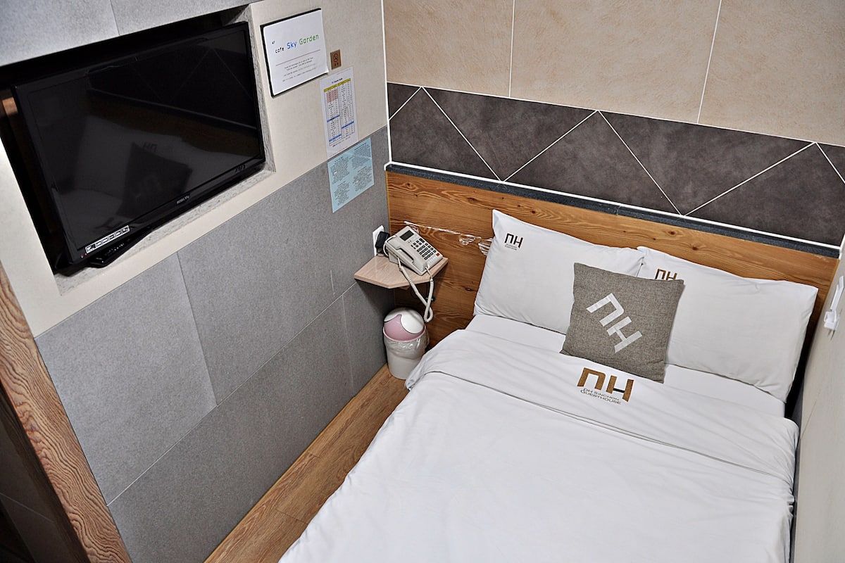 Deluxe Single Room | In-room safe, soundproofing, iron/ironing board, free WiFi