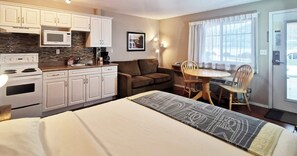 Phòng, 1 giường cỡ queen và sofa giường (Studio) | Truy cập Internet không dây miễn phí, bộ trải giường 