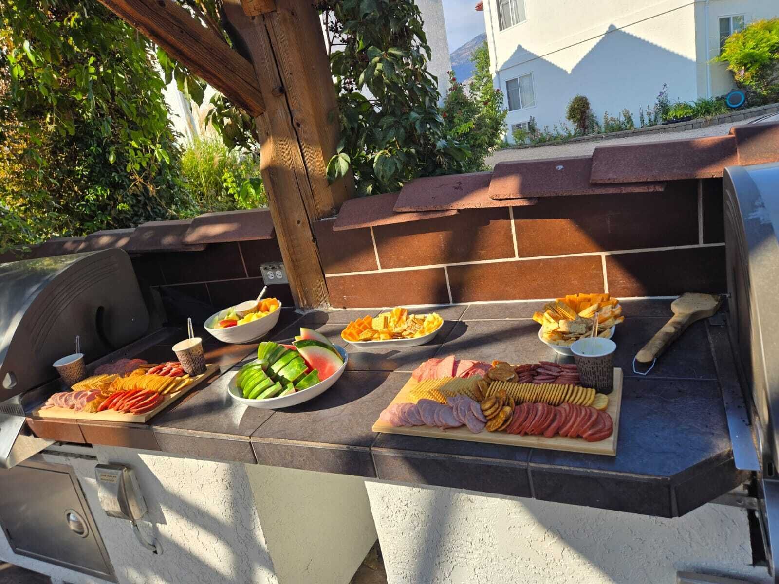 Ein Grill im Freien mit verschiedenen Fleisch- und Gemüsesorten.