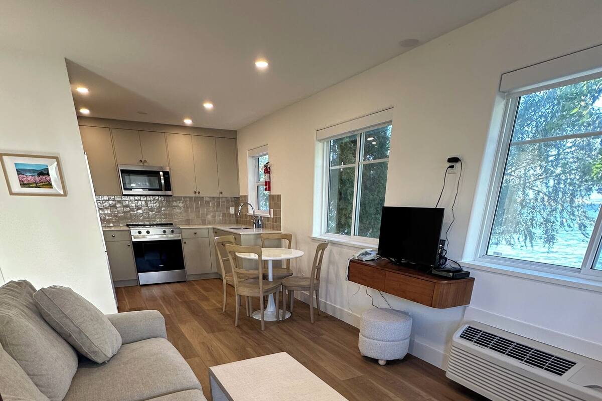 Chambre, 2 chambres (Lakefront) | Aire de séjour | Téléviseur ACL