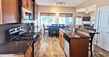 Deluxe Δωμάτιο, 3 Υπνοδωμάτια | Ιδιωτική κουζίνα | Ψυγείο, φούρνος μικροκυμάτων, φούρνος, μαγειρικές εστίες