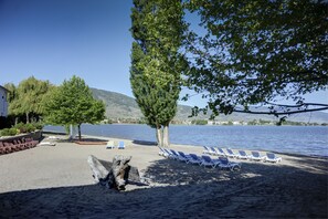 Trên bãi biển, ghế dài tắm nắng, chèo thuyền kayak 