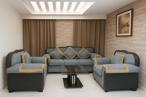 Apartamento família, 3 quartos | Área de estar | TV de tela plana 40 polegadas com canais a cabo, TV, lareira