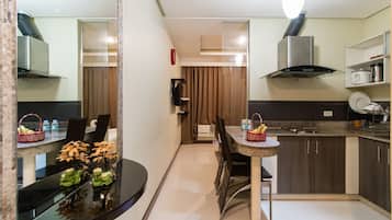 Studio, 1 Queen Bed | In-room safe, blackout curtains, soundproofing, free WiFi