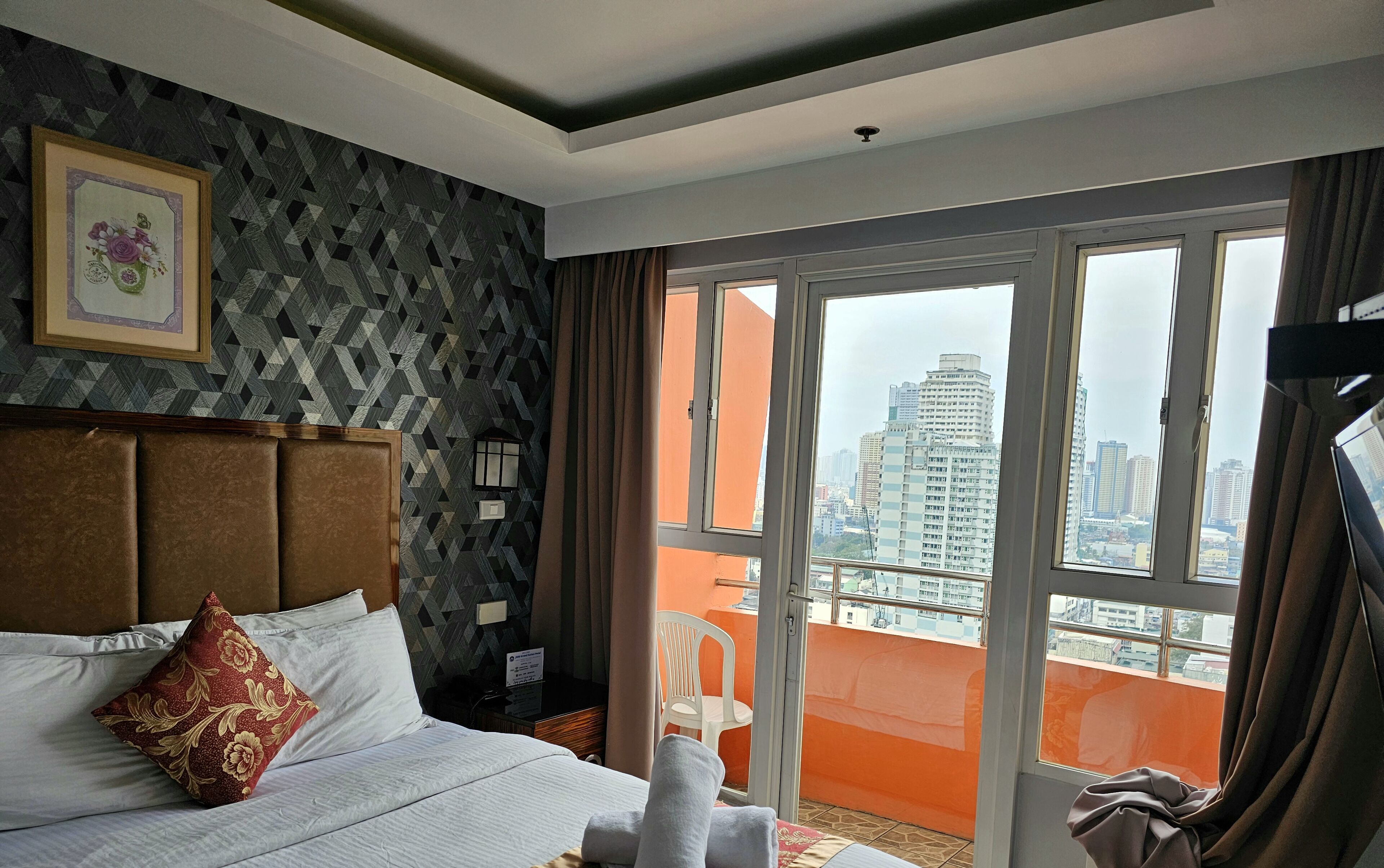 PREMIER STUDIO KING | セーフティボックス (室内)、遮光カーテン、防音設備、WiFi (無料)