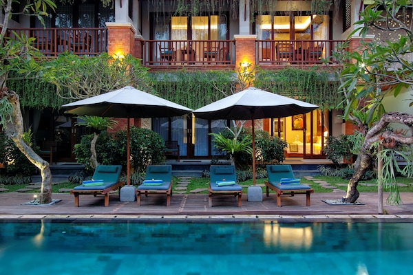 Piscine extérieure, parasols de plage, chaises longues