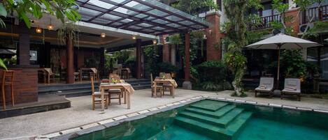 Udendørs pool, åben fra kl. 10.00 til kl. 19.00, parasoller, liggestole