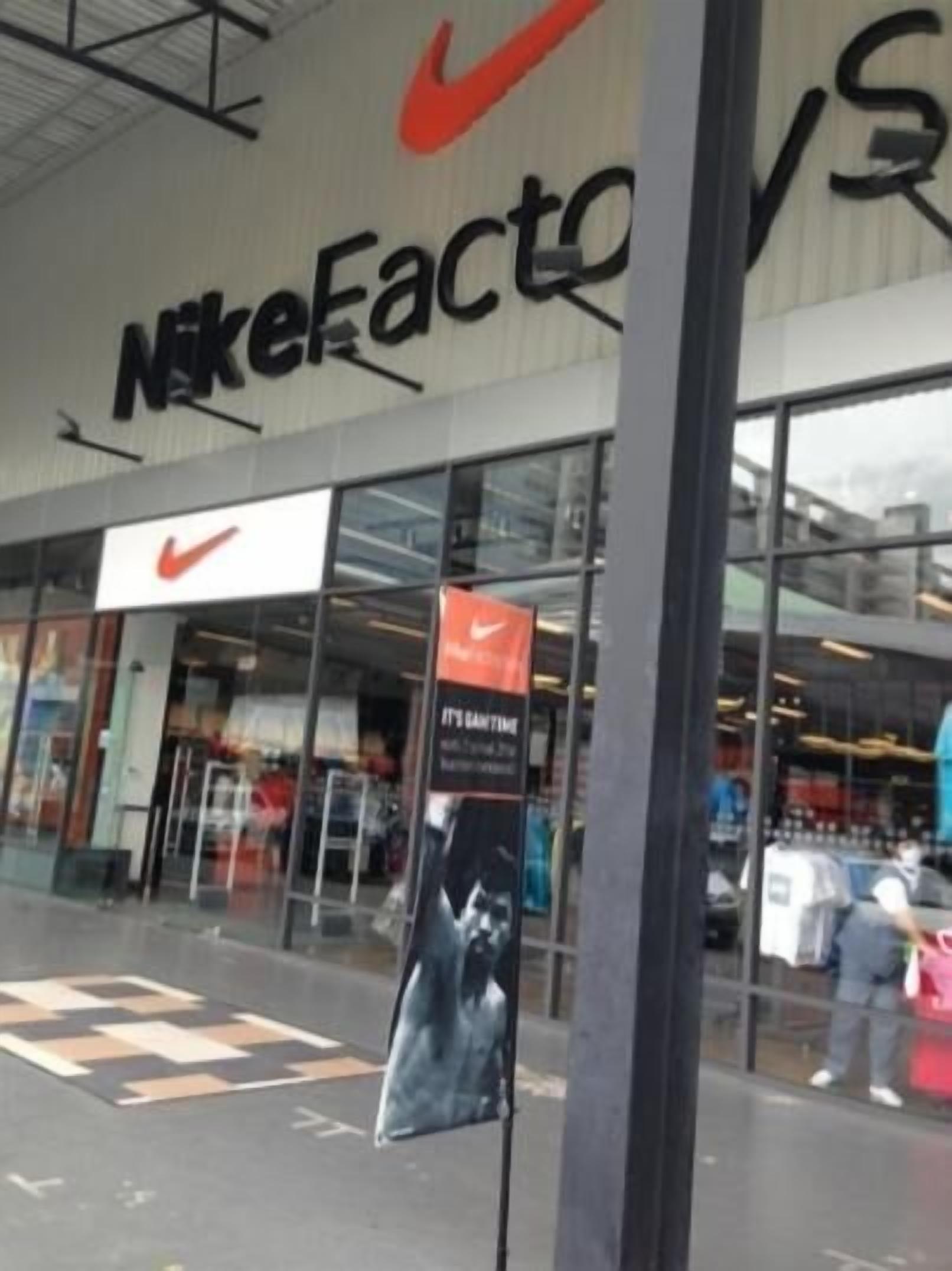 Ein Nike-Store mit großer Schaltung und Banner, der Sale bewirbt.