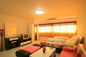 Deluxe Room | Hypo-allergenic bedding, desk, soundproofing, bed sheets - Deluxe at Popular Condo (Pak Kret)