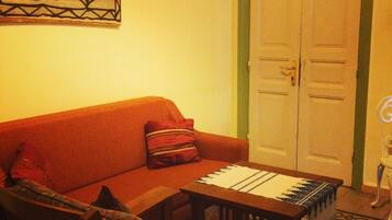 Familiekamer | Woonruimte | Een 40-inch lcd-televisie met satellietzenders en een televisie