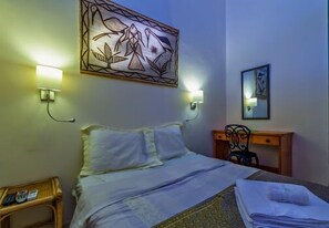 Ropa de cama de alta calidad y minibar 