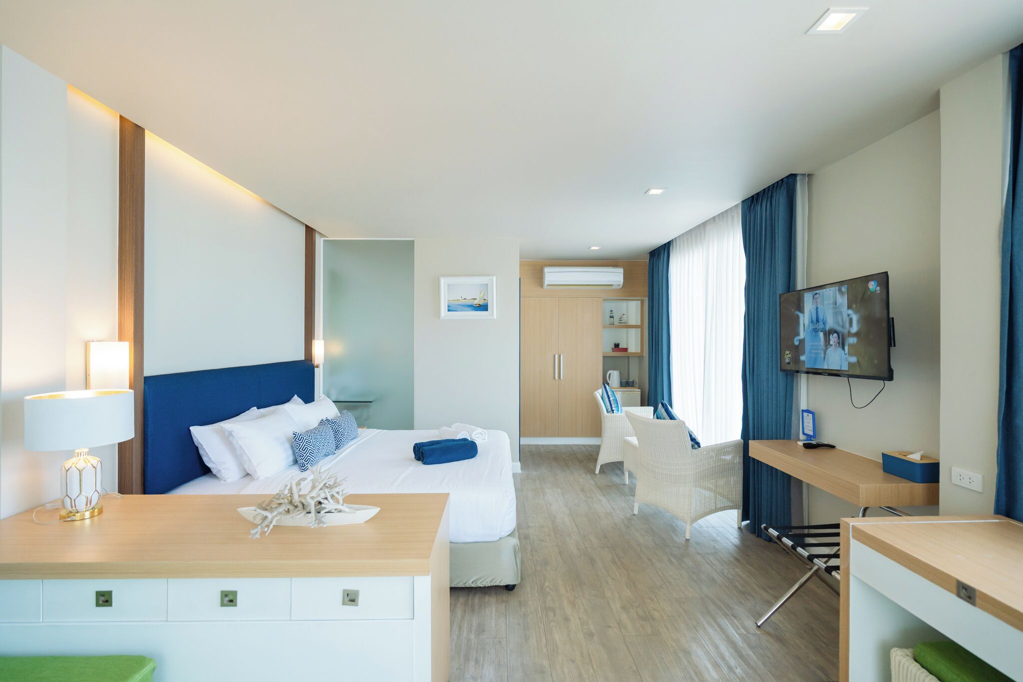 Premier trippelrum - havsutsikt | Värdeförvaringsskåp på rummet, skrivbord och arbetsyta för laptop