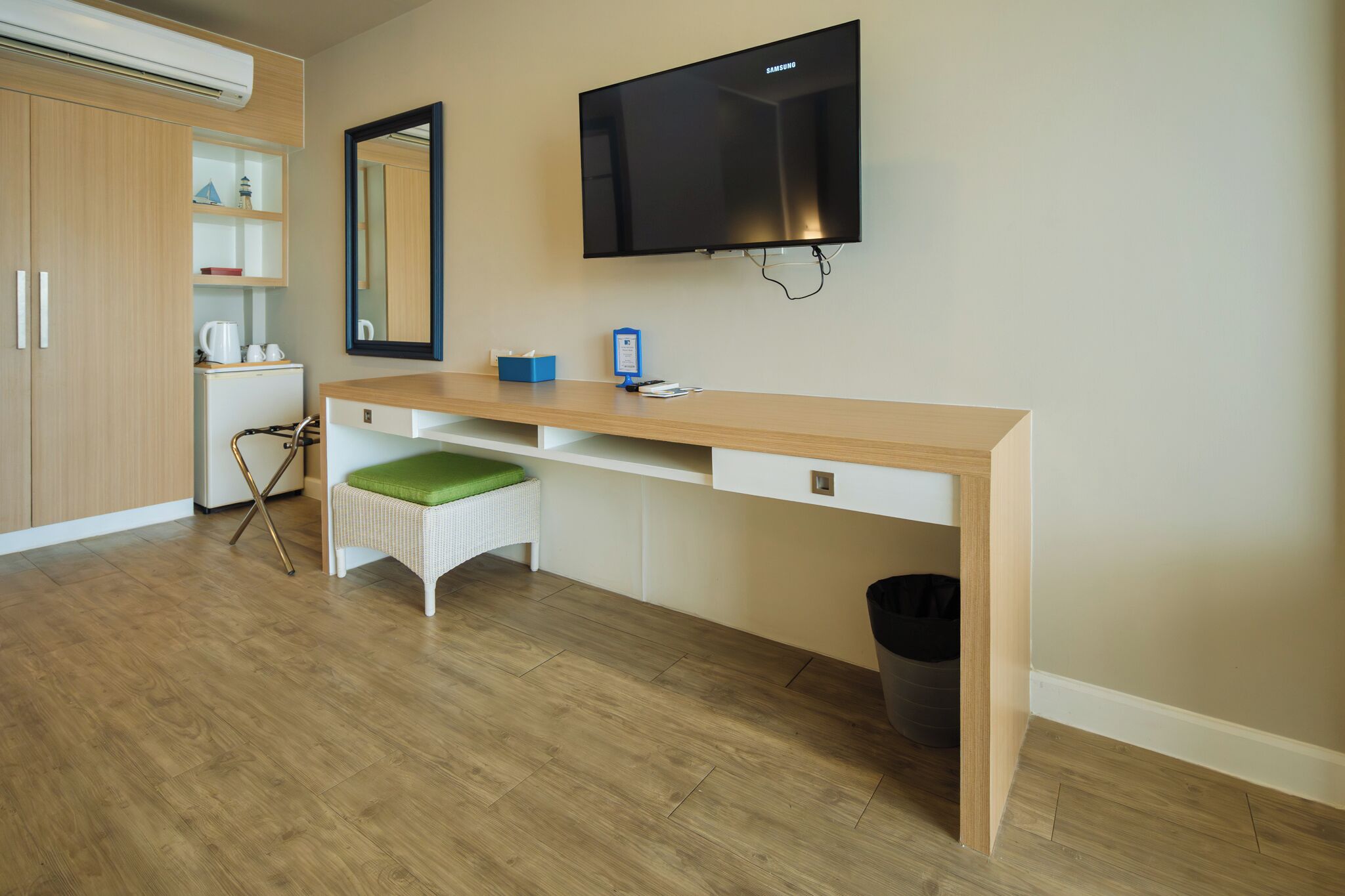 premier double or twin room | 1 bedroom, in-room safe, desk, laptop workspace