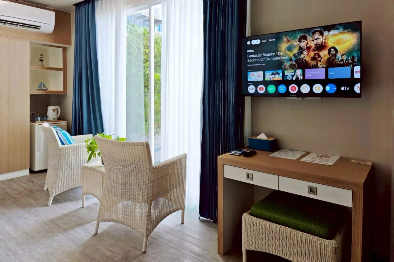 Deluxe Room, Sea View | Cofres nos quartos, escrivaninha, espaço de trabalho para notebook
