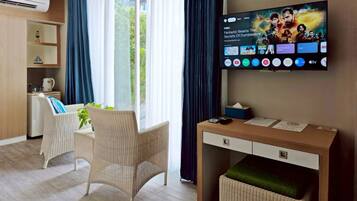Deluxe Room, Sea View | Cofres nos quartos, escrivaninha, espaço de trabalho para notebook